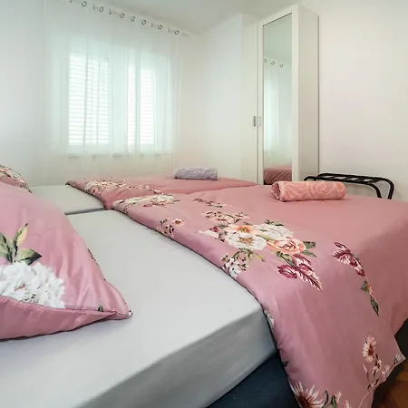 Apartments & Room Ljubica Punat Esterno foto